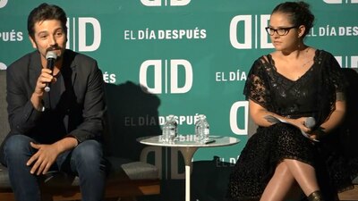 El actor y la periodista durante la presentación de la plataforma