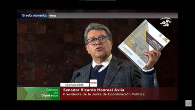 El senador se presentó con tres documentos; iniciativas, propuestas y un libro