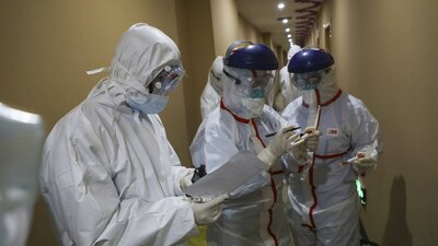 Médicos analizan el ADN del coronavirus para encontrar algún