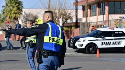Una mujer estadounidense manejaba el vehículo