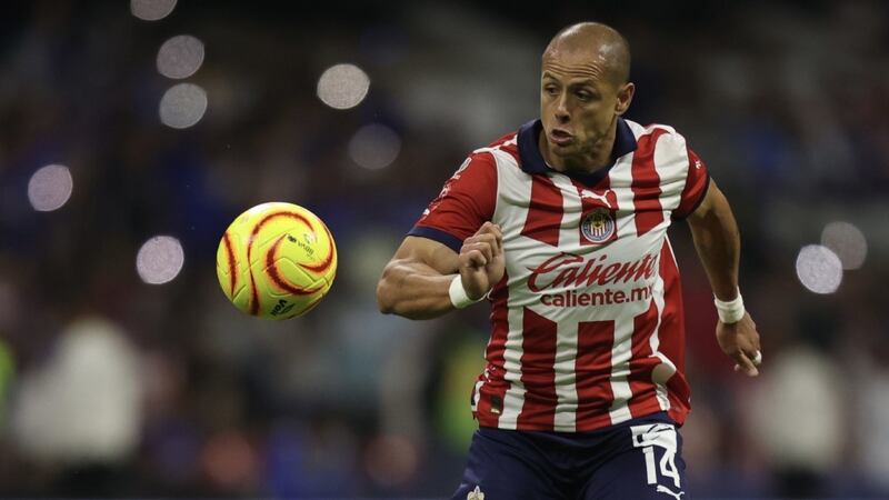 Federación Mexicana de Futbol multa a 'Chicharito' tras insultar a árbitros