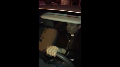 El padre Carlos Luján en un momento del video del incidente que protagonizó este viernes