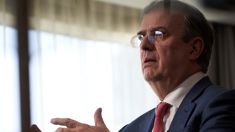 ¿Hijo de Marcelo Ebrard vivió gratis en la embajada de México en Reino Unido?