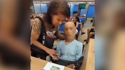 La mujer sostenía la mano de su tío para hacerlo firmar