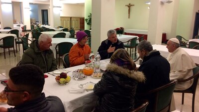 El Papa Francisco escuchó las historias de algunos indigentes que convivieron con él en la