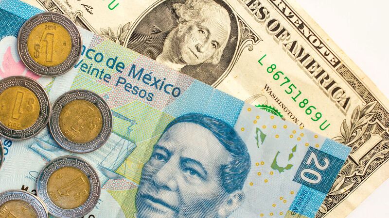 Tensión entre EU y China debilita al peso mexicano y cierra semana con pérdidas