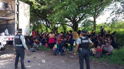 Elementos de la Guardia Nacional localizaron 148 migrantes dentro de un tractocamión, en Veracruz
