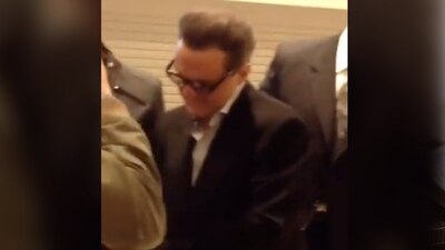 Contrario a su estilo, esta vez el cantante fue muy amable con sus fans y les ofreció fotos, así como autógrafos