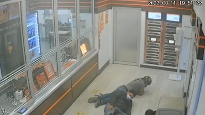 En la grabación también se observa a tres personas, dos hombres y una mujer