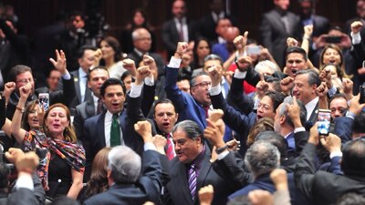 La bancada de Morena celebra la instalación del nuevo Congreso