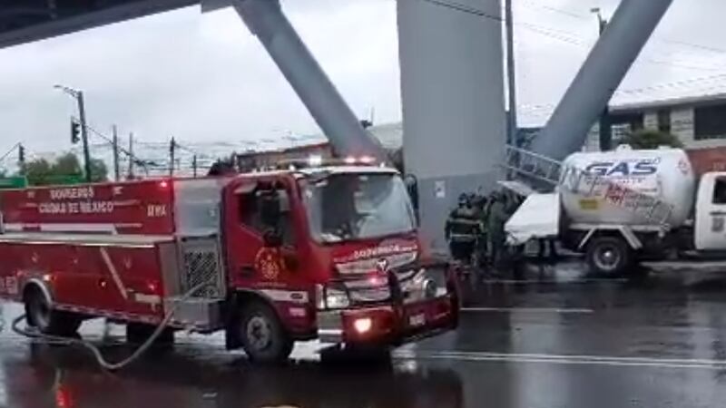 Reportan fuerte movilización tras choque de pipa contra camellón en Tláhuac; hay fuga de gas