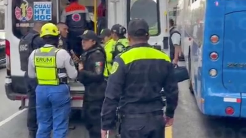 Peatón es impactado por unidad del Trolebús en Eje Central