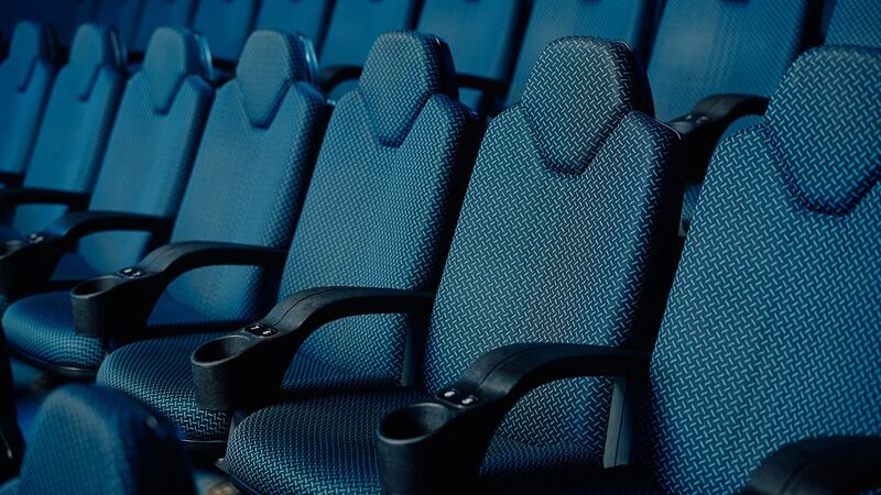 Mujer acusa a cine de ‘gordofóbico’ porque no cupo en los asientos