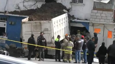 Se estrelló en una casa, pero antes arrolló a motociclistas que murieron al instante