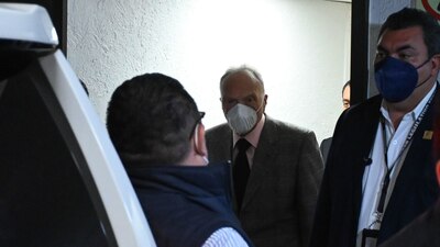 El fiscal llegó a San Lázaro escoltado y al salir no dio ninguna declaración sobre la reunión