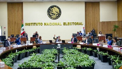 La Consejería Jurídica del Ejecutivo Federal acusó que "Laynez arrancó hojas a la Constitución"