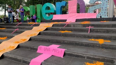 Se colocó esta manta en memoria de las mujeres que fueron privadas de la vida