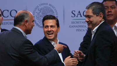 El titular de la Sagarpa, José Calzada (izquierda), el presidente Peña (centro) y Benjamín Grayeb, del Consejo Nacional Agropecuario