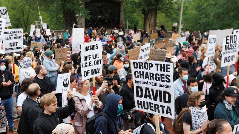 Declaran toque de queda en Los Ángeles tras protestas por redadas
