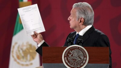 El presidente enseñó una solicitud en donde un ciudadano le pide unos exámenes médicos
