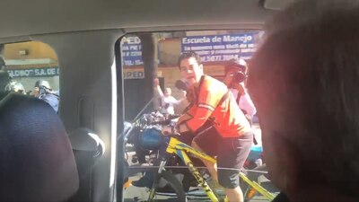 Un joven se acercó al carro del presidente Andrés Manuel López Obrador para gritarle