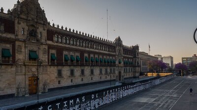 Colectivas y madres de mujeres víctimas de feminicidio convirtieron las vallas instaladas en Palacio Nacional en un memorial