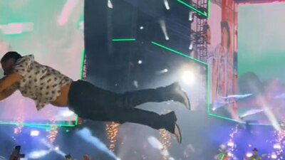 Ante la euforia del concierto, el vocalista no dudó en aventarse hacía el público