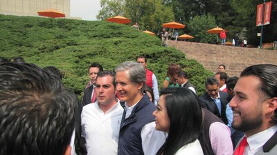 El priista posando para la foto con los jóvenes estudiantes