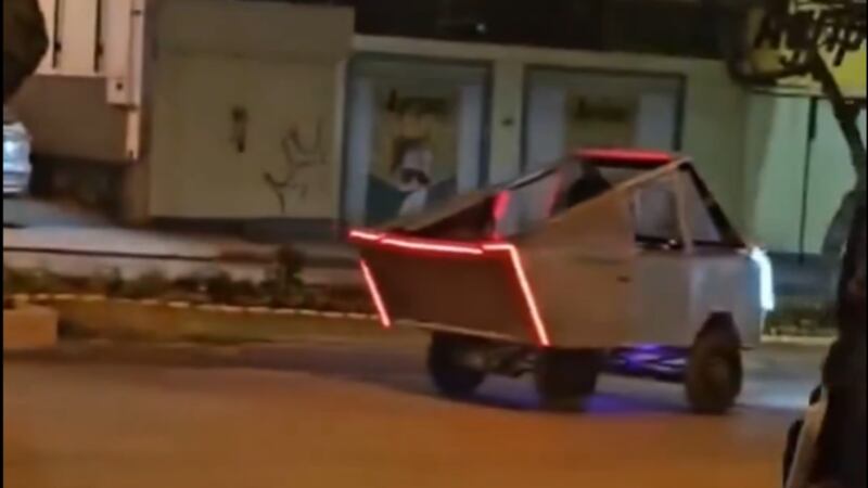 VIDEO: ¿‘Cyberdrunk’? Captan vehículo modificado como una Cybertruck en Latinoamérica