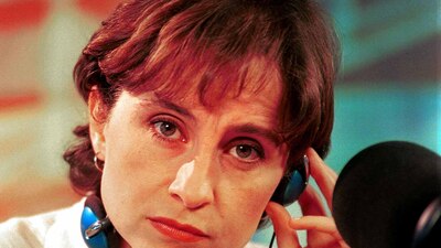 Carmen Aristegui conduciendo el programa radiofónico de Imagen Informativa, en 2001