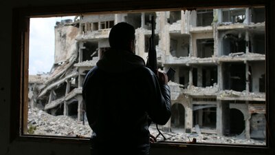 Un rebelde sirio hace vigilancia en la ciudad de Daraa, al sur de la capital del país