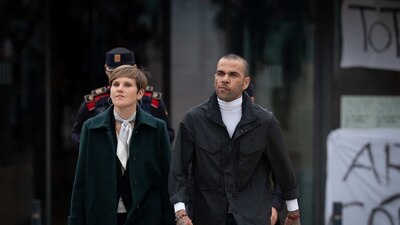 Alves, declarado culpable de agresión sexual, salió de la prisión acompañado de su abogada