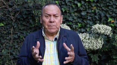 El líder del PRD acusó que hay "fuego amigo" contra la senadora del PAN