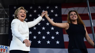Hillary Clinton y Alicia Machado durante un evento el 1 de noviembre en Florida