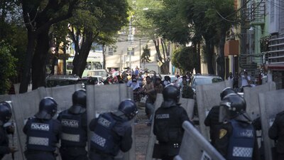 Policías replegaron a personas que intentaron vandalizar y saquear una tienda ubicada en la avenida México-Tacuba
