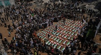Palestinos celebran funeral masivo por los 112 cuerpos recuperados de un ataque en Gaza en 2023