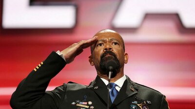 La inusual mano dura de David Clarke le ha catapultado al centro de la atención nacional en Estados Unidos