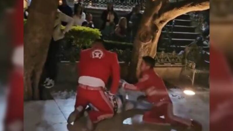 VIDEO: Mariachis pelan con norteños en parque público... terminan con sanción y posible denuncia