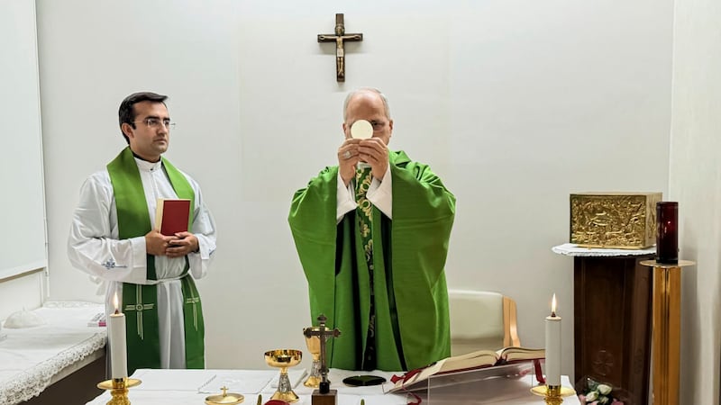 El Vaticano difunde las primeras imágenes del Papa celebrando misa, tras su cirugía por cáncer