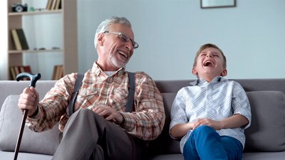 Los abuelitos podrán cobrar si cuidan a sus nietos durante los primeros 90 días