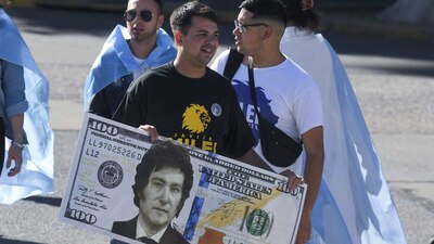 Este martes se anunció que la moneda nacional que pasa de 400 a 800 pesos por dólar