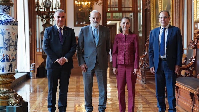 Sheinbaum recibe a Carlos Slim en Palacio Nacional; hablan de economía mexicana
