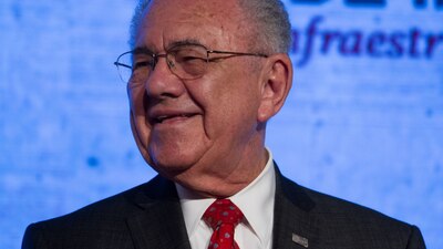 El secretario había señalado que la rifa del avión presidencial no le parecía factible