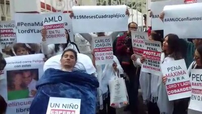 Acompañado de familiares y amigos afuera de la casa de transición de AMLO