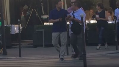 Dos hombres se acercaron al periodista Paco Cobos (con mochila negra) y le pidieron borrar material que había grabado