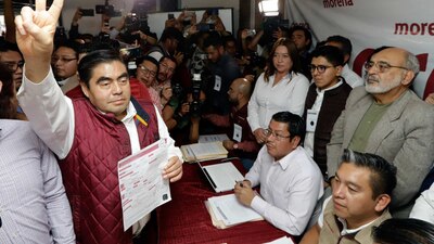 Durante su registro como precandidato, donde resultó ganador