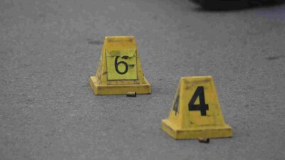 Hombres armados comenzaron a disparar en contra de un vehículo estacionado.