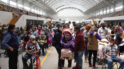 Adultos mayores esperan por largas horas a ser inoculados contra la COVID-19