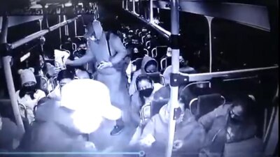 Cuatro asaltantes fueron grabados cuando atracaban a pasajeros de un autobús.