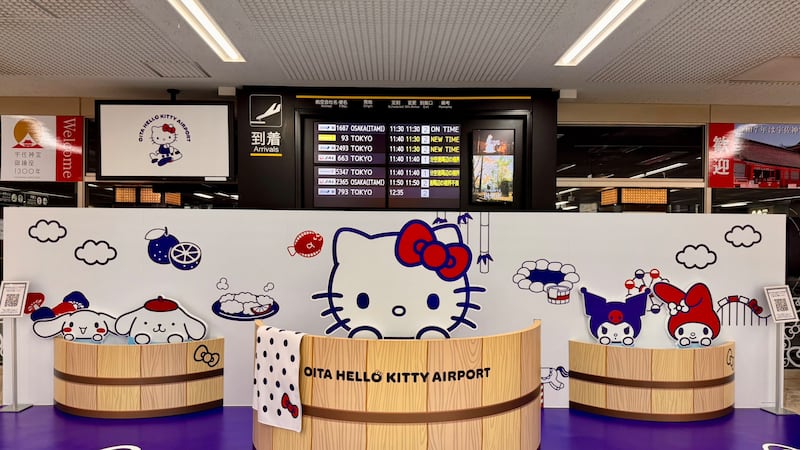 Dan ‘manita de gato’ a aeropuerto en Japón con temática de Hello Kitty